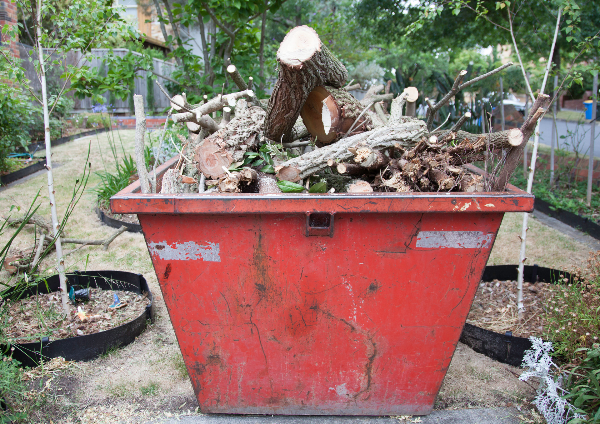 Dos and Don’ts for Filling a Garden Waste Skip the Right Way